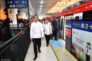Presiden Jokowi dan Ibu Iriana Bersama Para Menteri dan Ibu OASE KIM Menggunakan LRT