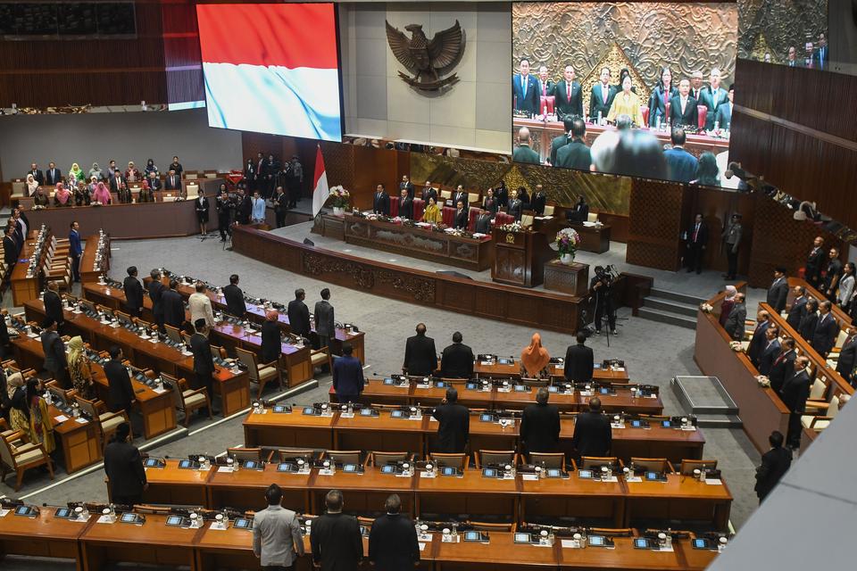 Sejumlah legislator menyanyikan lagu Indonesia Raya dalam rapat paripurna memperingati HUT ke-78 DPR RI di kompleks Parlemen, Senayan, Jakarta, Selasa (29/8/2023). Rapat paripurna tersebut sekaligus digelar dalam rangka untuk penyampaian laporan kinerja s