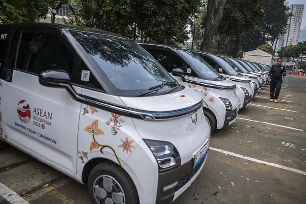 Petugas memeriksa kendaraan listrik yang akan digunakan pada Konferensi Tingkat Tinggi (KTT) ke-43 ASEAN di area Parkir Gelora Bung Karno, Jakarta, Kamis (31/8/2023). Pemerintah menyediakan 150 kendaraan listrik Wuling Air ev untuk mobilisasi staf delegas