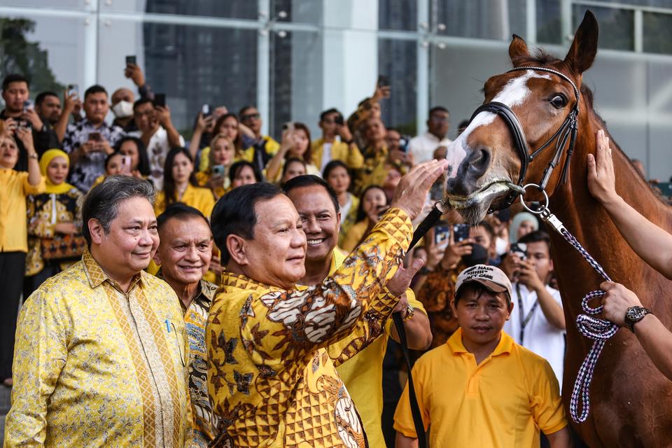 Bakal Calon Presiden yang juga Ketua Umum Partai Gerindra, Prabowo Subianto (kedua kiri) bersama Ketua Umum Partai Golkar Airlangga Hartarto (kiri) melihat seekor kuda saat acara Golkar Institute di Kantor DPP Golkar, Jakarta, Kamis (31/8/2023). Golkar In