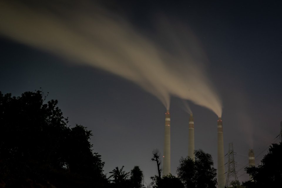 Cerobong asap raksasa dari tujuh pembangkit listrik tenaga batu bara menjulang di atas desa Suralaya, Banten, Kamis (30/8). Wahana Lingkungan Hidup Indonesia (Walhi) menyampaikan kombinasi aktivitas sektor industri, transportasi hingga pembangkit listrik 