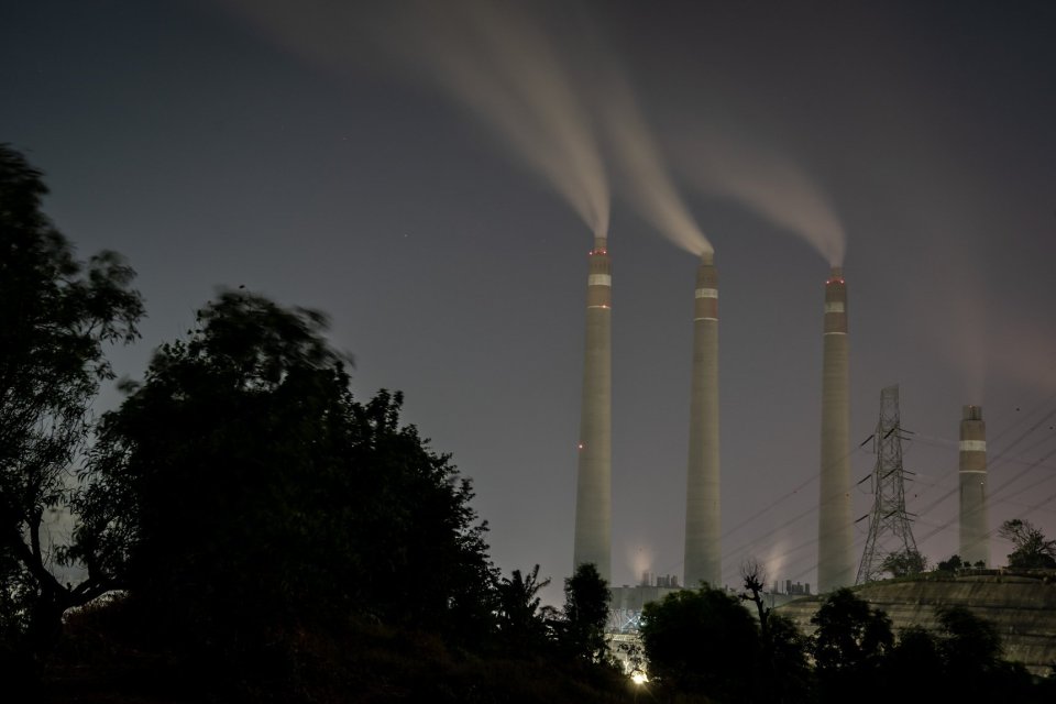 Cerobong asap raksasa dari tujuh pembangkit listrik tenaga batu bara menjulang di atas desa Suralaya, Banten, Kamis (30/8). Wahana Lingkungan Hidup Indonesia (Walhi) menyampaikan kombinasi aktivitas sektor industri, transportasi hingga pembangkit listrik 