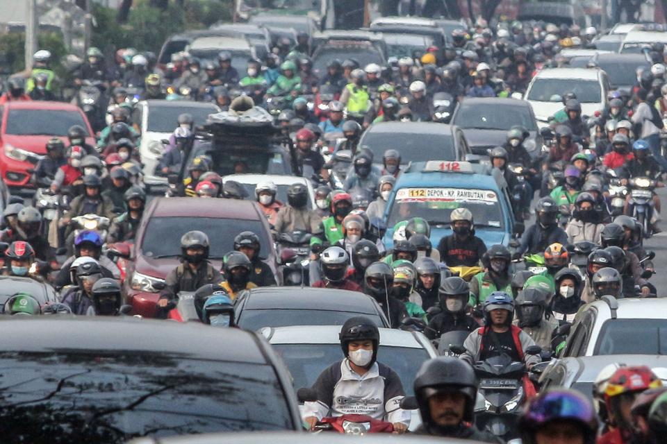 Kepadatan kendaraan di Jalan Raya Margonda, Depok, Jawa Barat, Jumat (1/9/2023). Menteri Lingkungan Hidup dan Kehutanan (LHK) Siti Nurbaya Bakar mengatakan, penyebab polusi udara di kawasan Jakarta, Bogor, Depok, Tangerang, dan Bekasi (Jabodetabek) antara