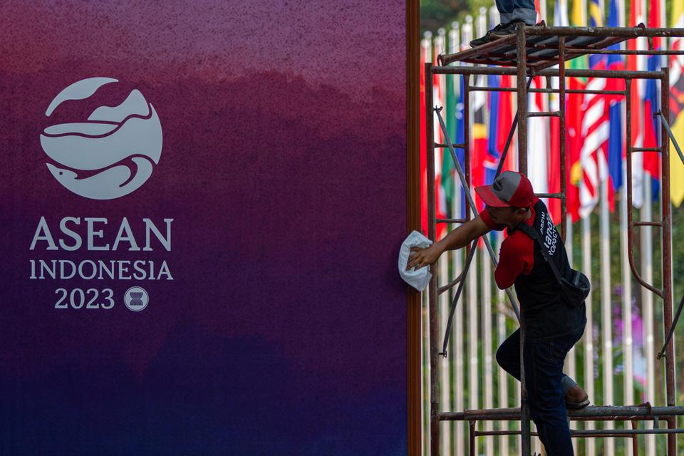 Pekerja menyelesaikan dekorasi KTT ke-43 ASEAN 2023 di depan pintu masuk JCC di Jakarta, Minggu (3/9/2023). Panitia terus berbenah demi kelancaran pelaksanaan KTT ASEAN 2023 yang puncaknya akan diselenggarakan 5-7 September mendatang.
