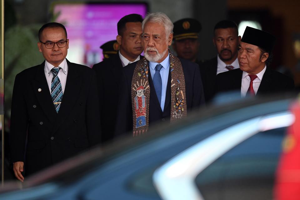 Perdana Menteri Timor Leste Xanana Gusmao (tengah) didampingi Pj Gubernur Banten Al Muktabar (kanan) dan Staf Ahli Kemendikbudristek Tatang Muttaqin (kiri) berjalan menuju mobil setibanya di Terminal VVIP Bandara Soekarno-Hatta, Tangerang, Banten, Senin (