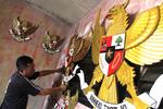 Kerajinan lambang Garuda Pancasila di Malang