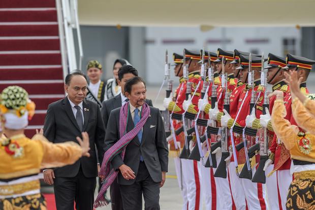 Sultan Brunei Darussalam Hassanal Bolkiah (kanan) didampingi Menkominfo Budi Arie Setiadi (kiri) berjalan menuju kendaraan saat tiba di Terminal VVIP Bandara Soekarno Hatta, Banten, Senin (4/9/2023).