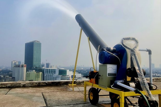 Kantor Pusat PLN di Jakarta memanfaatkan mist generator buatan BRIN untuk mengurangi polusi udara.