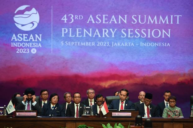 Presiden RI Joko Widodo membuka Plenary Session KTT ke-43 ASEAN di Jakarta Convention Center, Jakarta, Selasa (5/9/2023).