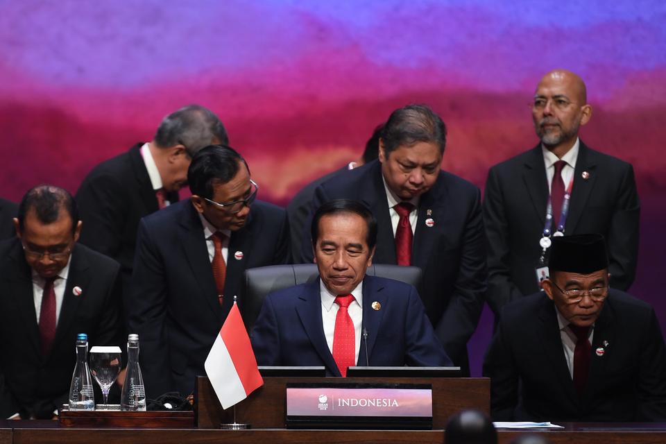 Presiden RI Joko Widodo didampingi Mensesneg Pratikno, Menko Polhukam Mahfud MD dan Menko Perekonomian Airlangga Hartarto, Menko PMK Muhadjir Effendi mengikuti Plenary Session KTT ke-43 ASEAN di Jakarta Convention Center, Jakarta, Selasa (5/9/2023).