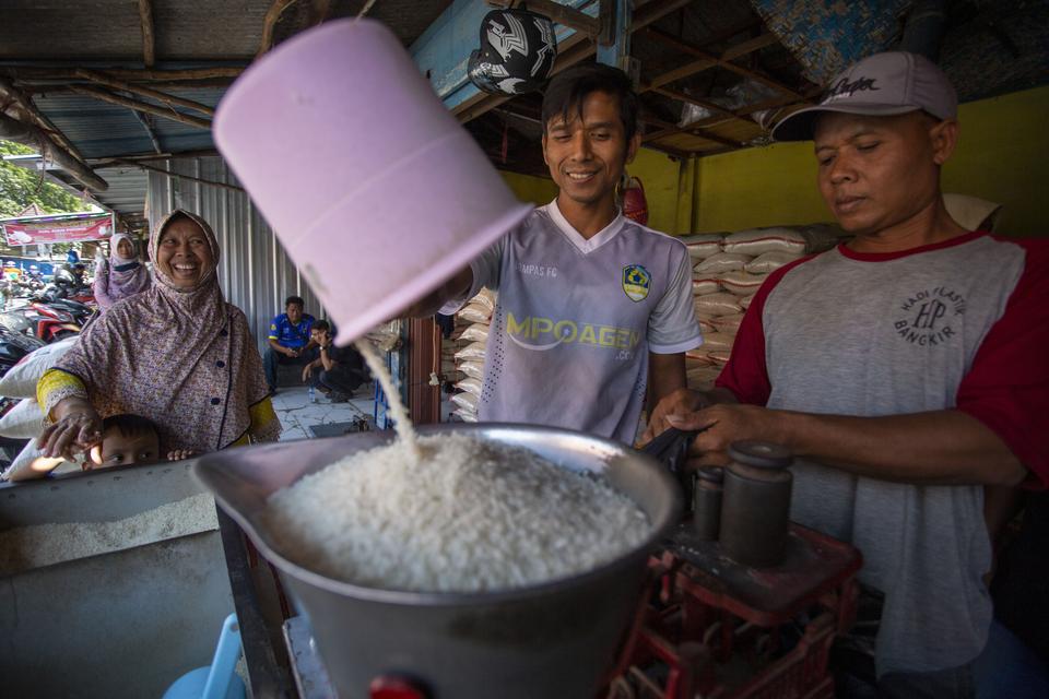 Pedagang beras melayani pembeli di pasar Indramayu, Jawa Barat, Selasa (5/9/2023). Menurut pedagang di pasar tersebut harga beras sejak dua pekan terakhir mengalami kenaikan dari harga Rp10.500 menjadi Rp11.500 per kilogram untuk beras medium dan beras pr