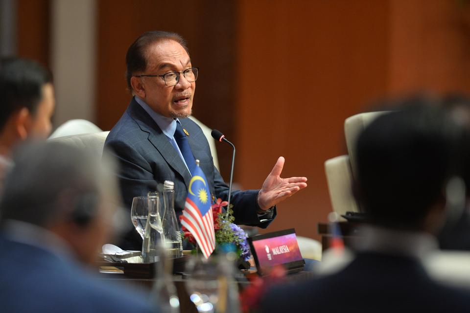 PM Malaysia Dato Seri Anwar Ibrahim memberi pandangan saat Retreat Session KTT ke-43 ASEAN 2023 di Jakarta Convention Center, Selasa (5/9/2023).