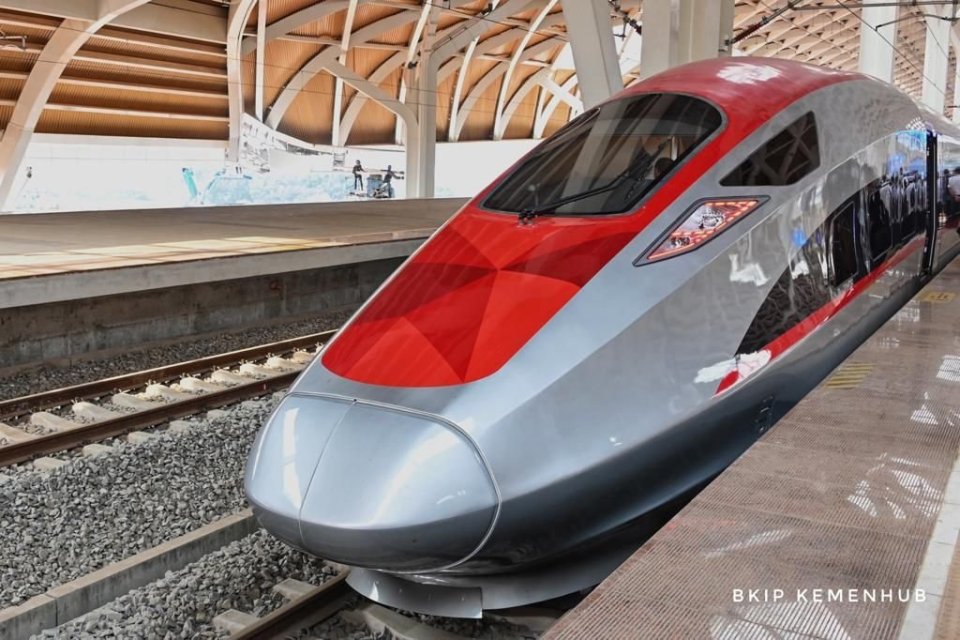 Kereta Cepat Jakarta – Bandung (KCJB) akan beroperasi komersial pada 1 Oktober 2023. 