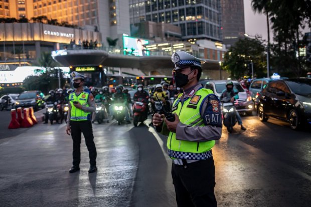Petugas kepolisian melakukan rakayasa lalu lintas jelang KTT ASEAN 2023 di Bundaran HI, Jakarta, Senin (4/9).