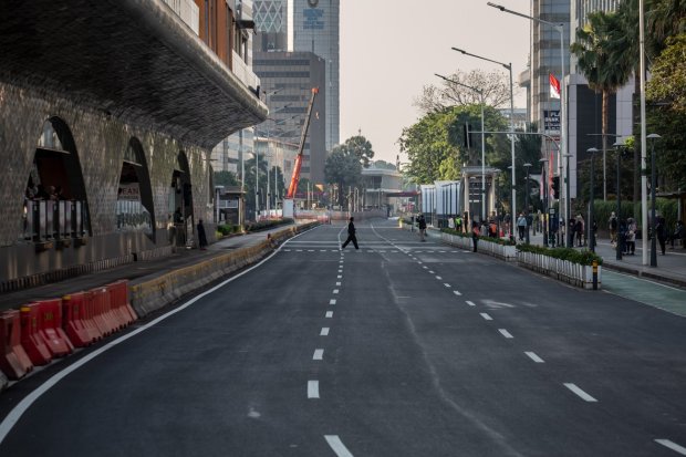 Pejalan kaki melintas saat rekayasa lalu lintas di kawasan Bundaran HI, Jakarta, Selasa (5/9). Jokowi menuturkan kegiataan hilirisasi industri dan pembangunan ekosistem kendaraan listrik atau electric vehicle (EV) dapat meningkatkan pertumbuhan ekonomi AS