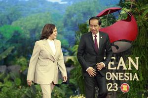 Presiden Jokowi sambut kedatangan Kamala Harris