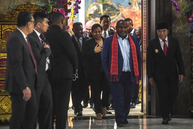 Perdana Menteri Papua Nugini James Marape (kiri) berjalan bersama Pj Gubernur Banten Al Muktabar (kanan) setibanya di Terminal VVIP Bandara Soekarno-Hatta, Tangerang, Banten, Kamis (7/9) dini hari.