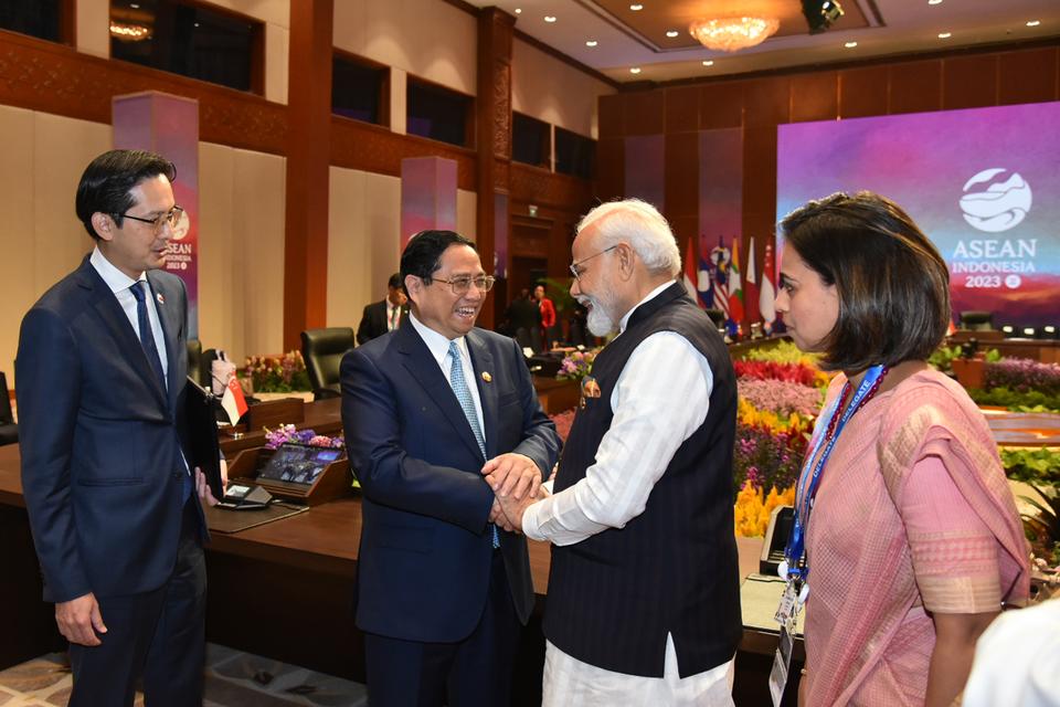 Perdana Menteri Laos Sonexay Siphandone (kedua kiri) menyalami Perdana Menteri India Narendra Modi (kedua kanan) usai KTT ke-20 ASEAN - India di Jakarta Convention Center, Kamis (7/9/2023).