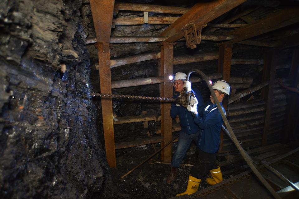 Pekerja melakukan pengeboran untuk kebutuhan edukasi saat pemeliharaan lubang tambang batu bara Sawahluwung di Sawahlunto, Sumatera Barat, Kamis (7/9/2023). PT Bukit Asam (Tbk) Unit Pertambangan Ombilin (PTBA UPO) membuka lubang tambang batu bara yang sud
