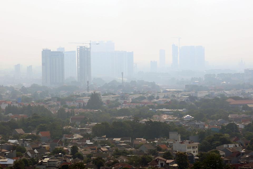 Suasana gedung-gedung bertingkat dan perumahan warga dengan kabut polusi udara di kawasan Serpong, Tangerang Selatan, Banten, Kamis (7/9/2023). Berdasarkan data Indeks Standar Pencemar Udara (ISPU) Kementerian Lingkungan Hidup dan Kehutanan (KLHK), kualit