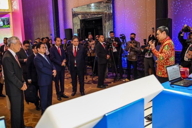 Sejumlah kepala negara mengunjungi booth sustainable finance Bank DBS Indonesia dalam perhelatan Konferensi Tingkat Tinggi (KTT) ke-43 ASEAN.