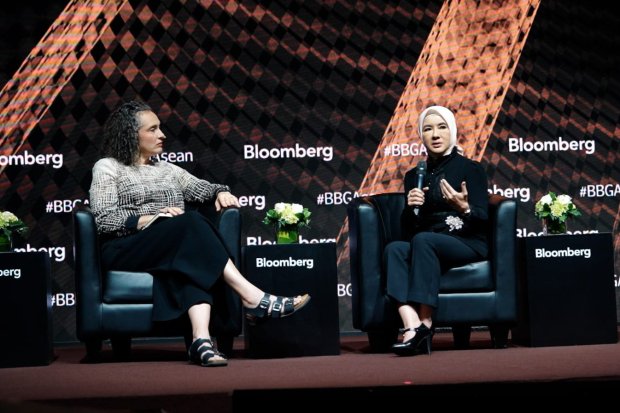 Direktur Utama Pertamina, Nicke Widyawati (kanan) dalam Bloomberg CEO Forum at ASEAN di Jakarta, Rabu (6/9).