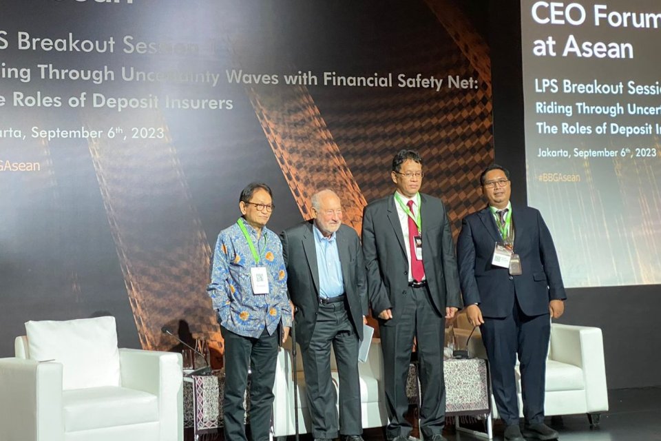 Ekonom Peraih Nobel Joseph Stiglitz menghadiri Bloomberg CEO Forum pada Rabu (6/9).