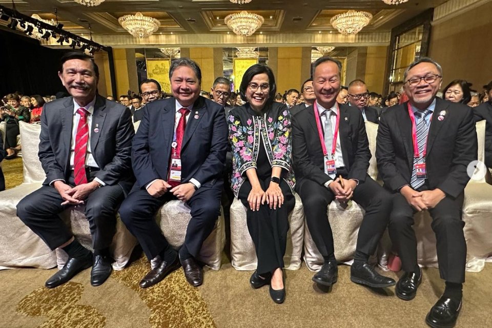 Menteri Keuangan Sri Mulyani berfoto bersama sejumlah menteri Kabinet Indonesia Maju di ASEAN Indo-Pacific Forum, di Jakarta, Rabu (6/9).