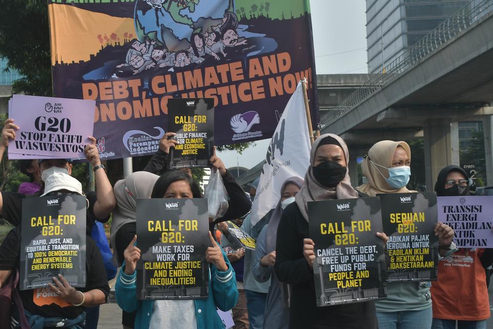 Anggota organisasi masyarakat sipil melakukan aksi di depan Kedutaan Besar India di Jakarta, Jumat (8/9/2023). Mereka menuntut pembahasan penghapusan utang untuk negara-negara berkembang dan keadilan iklim dengan percepatan pengembangan energi terbarukan 