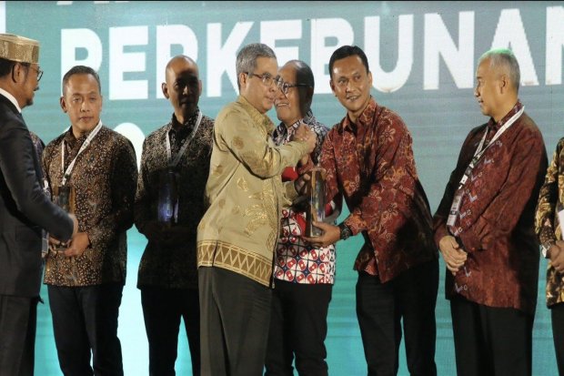 Penyerahan penghargaan "Mitra Pemerintah Dalam Pengembangkan Kelapa Sawit Berkelanjutan" oleh Wakil Menteri Pertanian, Harvick Hasnul Qolbi kepada Head of Government Relation and Industry Asian Agri, Alfian Simbolon di acara Perkebunan Indonesia Expo 20