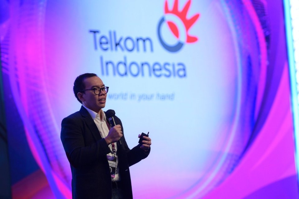 Direktur Digital Business Telkom, Muhamad Fajrin Rasyid memberikan paparan terkait peran Web3 dalam mendorong transformasi digital di Indo-Pasifik serta inovasi Telkom di ranah Web3 dan teknologi blockchain pada gelaran BATIC 2023 hari kedua di The Westin