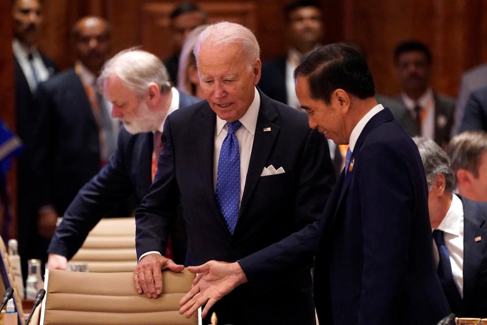 Presiden Indonesia Joko Widodo (kanan) dan Presiden AS Joe Biden (kdua kanan) tiba untuk sesi pertama KTT G20, di New Delhi, India, Sabtu (9/9/2023),