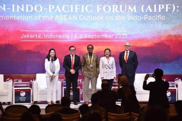 Direktur Digital Business Telkom, Muhamad Fajrin Rasyid (kedua dari kiri) bersama para panelis dalam diskusi Connecting the Connectivity Plans in Asia and Beyond pada Forum AIPF di Jakarta, Rabu (6/9).