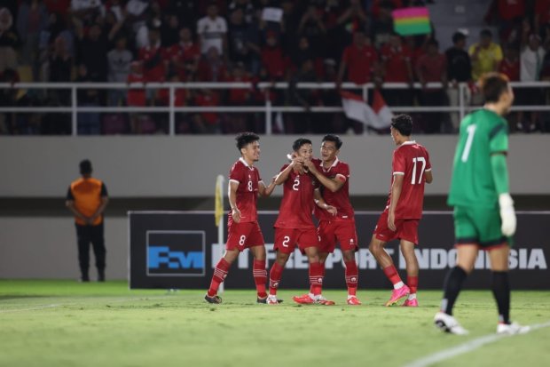 Pemain Tim Nasional Indonesia U-23, yang didukung oleh PT Freeport Indonesia (PTFI) sebagai sponsor utama, melakukan selebrasi saat pertandingan Kualifikasi Piala Asia U-23 2024 melawan China Taipei di Stadion Manahan Solo, Jawa Tengah, Sabtu (9/9).