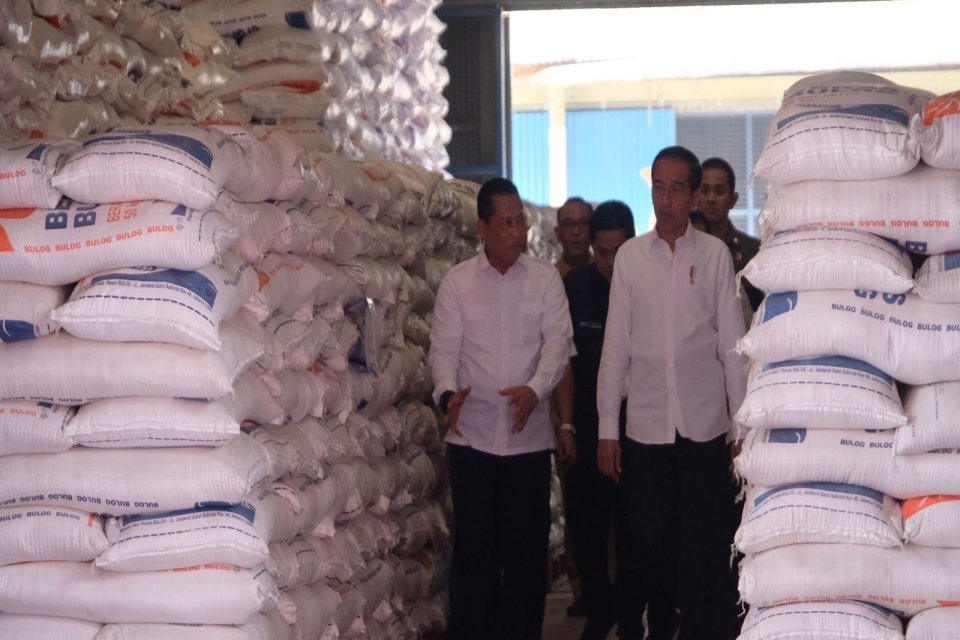 Presiden Joko Widodo didampingi Direktur Utama Perum Bulog meninjau gudang beras Bulog di Jakarta, Senin (11/9).