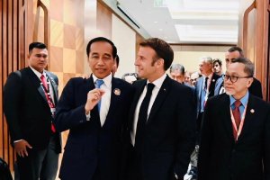 Presiden Joko Widodo bertemu Presiden Prancis Emmanuel Macron di New Delhi, India, Sabtu (9/9). Foto: Instagram/Joko Widodo
