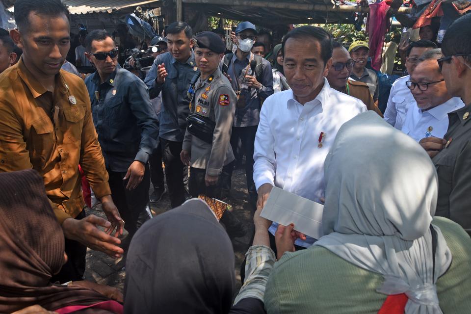 Jokowi bagi BLT