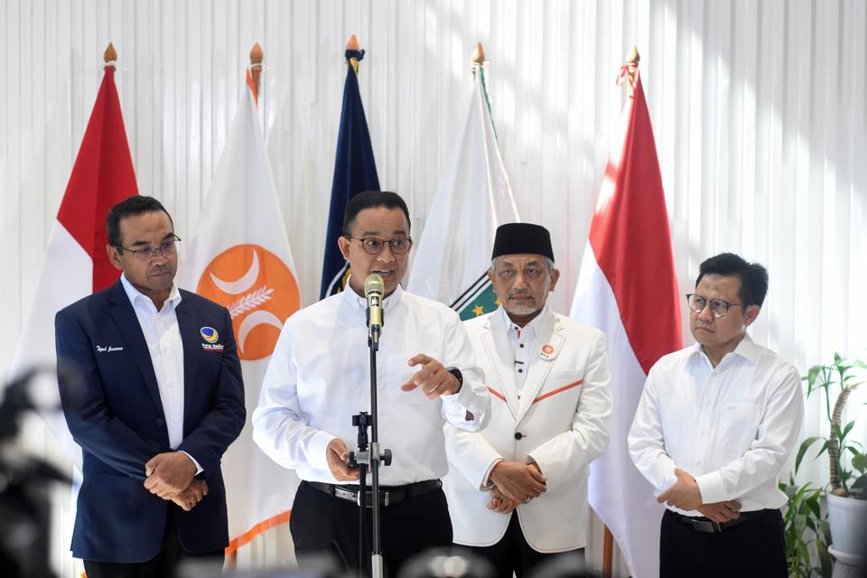 Pasangan bacapres Anies Baswedan (kedua kiri) dan bacawapres Muhaimin Iskandar (kanan), Presiden Partai Keadilan Sejahtera (PKS) Ahmad Syaikhu (kedua kanan), dan Ketua DPP NasDem Bidang Agama dan Masyarakat Adat Teguh Juwarno (kiri) memberikan keterangan 