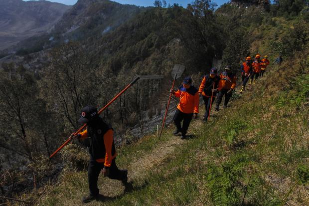 Upaya pemadaman api kebakaran Gunung Bromo