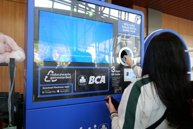 Pengunjung terlihat dalam beberapa kesempatan berada di depan Reverse Vending Machine Bakti BCA pada gelaran BCA Expo 2023.