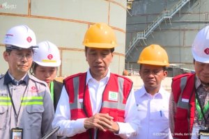 Presiden Joko Widodo saat meninjau pabrik petrokimia Lotte di Cilegon, Banten, Selasa (12/9). Foto: Youtube/Sekretariat Presiden.