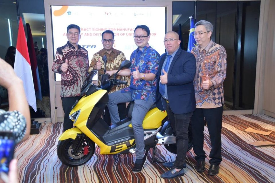Wakil Menteri Perdagangan Jerry Sambuaga menaiki motor listrik produksi United Motors setelah Penandatanganan Kontrak Kerja Sama antara PT Terang Dunia Internusa dengan Atroniq Berhad di Jakarta, Senin (11/9).