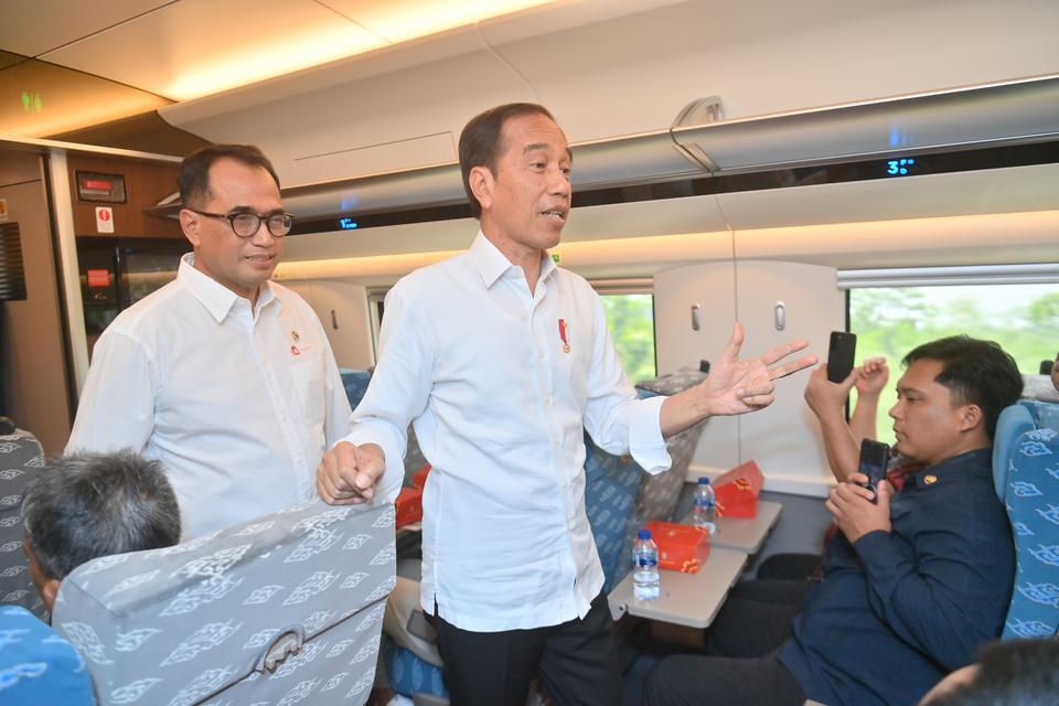 Presiden Joko Widodo (kanan) didampingi Menteri Perhubungan Budi Karya Sumadi (kiri) meninjau gerbong Kereta Cepat Jakarta-Bandung saat uji coba rute Bandung-Jakarta, Rabu (13/9/2023).