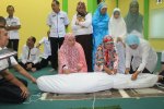 Ilustrasi, pelatihan mengafani jenazah.
