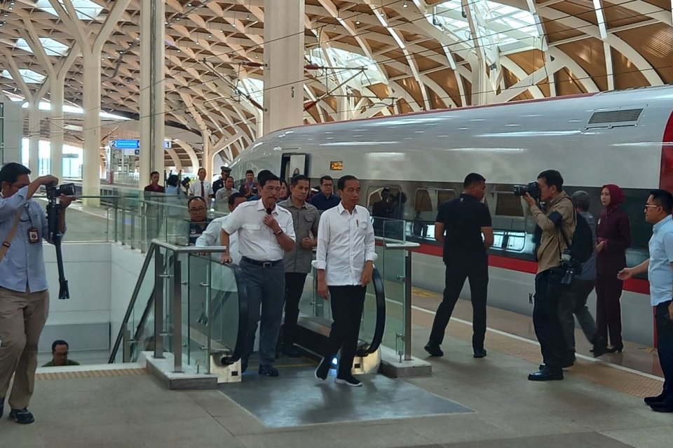 Presiden Joko Widodo menaiki elevator Stasiun Halim untuk mengikuti uji coba Kereta Cepat Jakarta Bandung di Jakarta, Rabu (13/9).