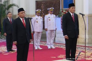 Pelantikan Kepala Bakamla Laksdya Irvansyah dan Kepala Badan Karantina Indonesia Sahat Manaor Panggabean di Istana Negara, Jakarta, Rabu (13/9). Foto: