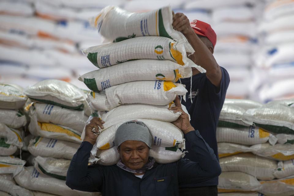 Pekerja memanggul karung beras bantuan pangan untuk disalurkan ke masyarakat di gudang Bulog Indramayu, Jawa Barat, Kamis (14/9/2023). Bulog Cabang Indramayu mulai menyalurkan beras bantuan pangan cadangan beras pemerintah (CBP) 2023 tahap II bulan Septem