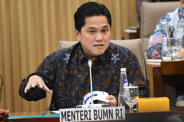 Menteri BUMN Erick Thohir menyampaikan paparan saat rapat kerja dengan Komisi VI DPR di kompleks Parlemen, Senayan, Jakarta, Kamis (14/9/2023). Rapat tersebut menyetujui penyesuaian rencana kerja dan anggaran (RKA) Kementerian BUMN Tahun 2024 dengan pagu 