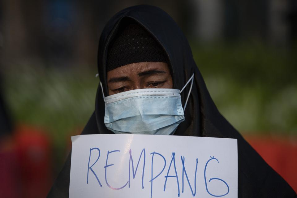 Warga Pulau Rempang, Kepulauan Riau mengikuti Aksi Kamisan ke-787 di seberang Istana Merdeka, Jakarta, Kamis (14/9/2023).