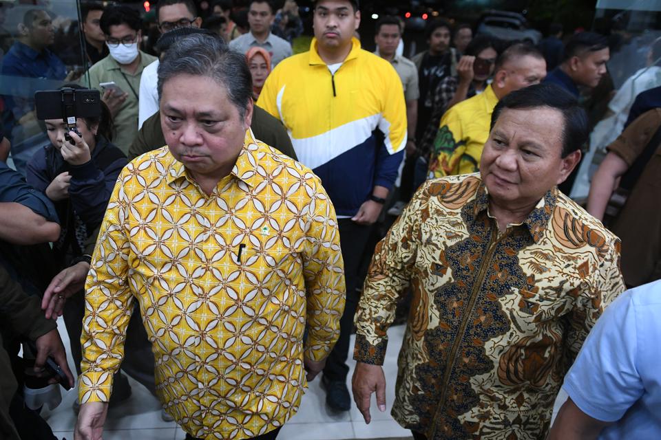 Ketum Partai Golkar Airlangga Hartarto (kiri) dan Ketum Partai Gerindra Prabowo Subianto (kanan) di Jakarta, Kamis (14/9/2023). 